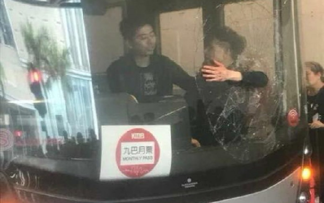 Cay cú vì tài xế không cho dừng xe, hành khách dùng đầu đập vỡ cửa kính