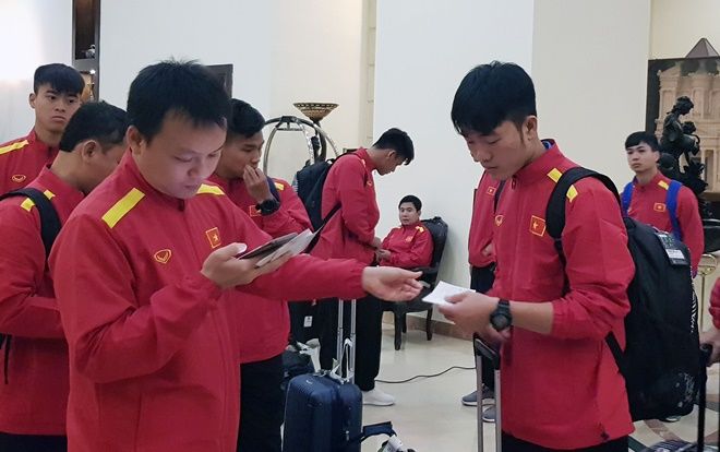 Những hình đầu tiên của ĐTVN tại Jordan sau 12 giờ bay