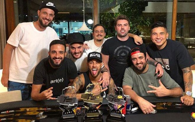 Neymar bị cảnh cáo vì mải mê hú hí với bạn gái và vùi đầu vào cờ bạc