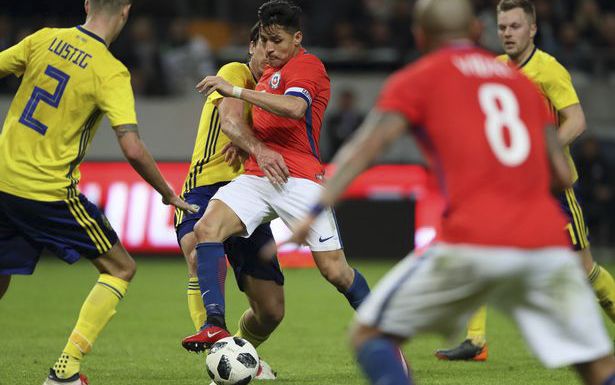 Cầu thủ Chile và Thụy Điển suýt choảng nhau vì Alexis Sanchez