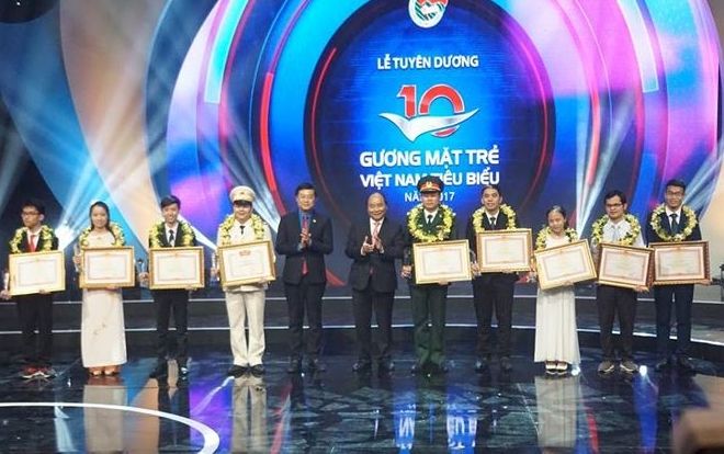 10 gương mặt trẻ Việt Nam tiêu biểu năm 2017 thể hiện ý chí quyết tâm trong ngày lễ vinh danh