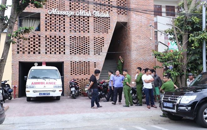 Nữ nhân viên massage tử vong cạnh khách nam đang thoi thóp bên vũng máu