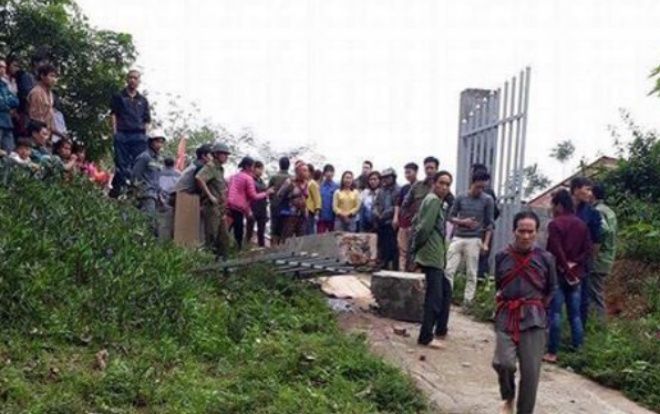 Cổng trường học đổ sập đè nam sinh lớp 2 tử vong