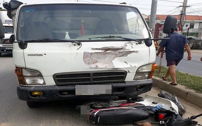 Băng qua đường, người đàn ông bị xe tải tông tử vong