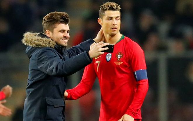 Bồ Đào Nha thua thảm, Ronaldo 'diễn' kiếm penaty vẫn được fan ôm hôn