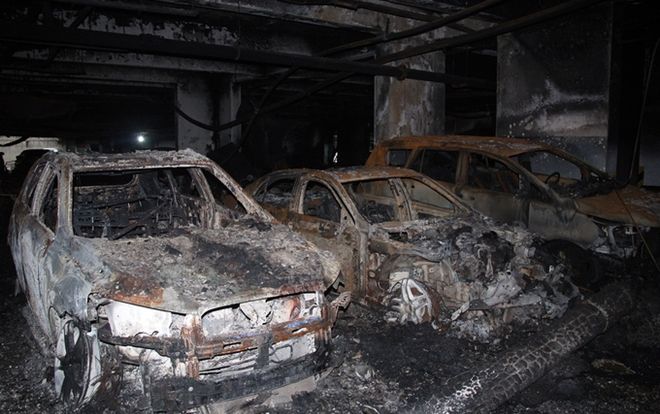 Nhiều ôtô sang cháy trơ khung trong hầm chung cư Carina