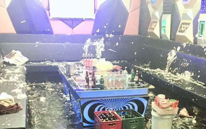 Bôi trát bánh kem không khác gì 'bãi chiến trường', nhóm hát Karaoke khiến dân mạng lắc đầu ngao ngán