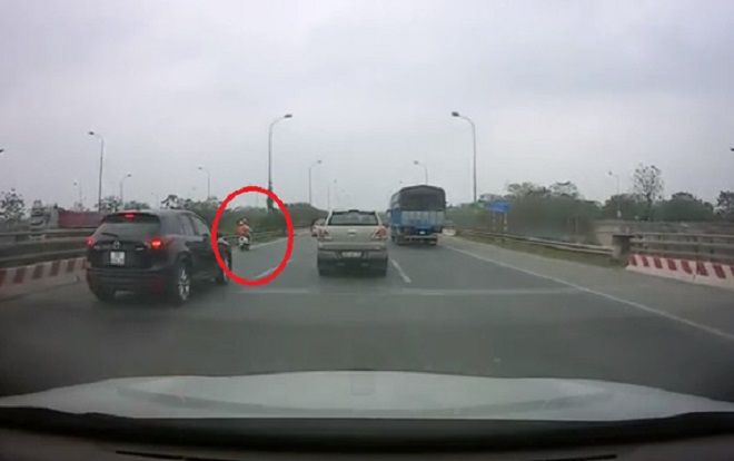 Hành động đẹp của tài xế ô tô khi thấy xe máy đi nhầm vào cao tốc