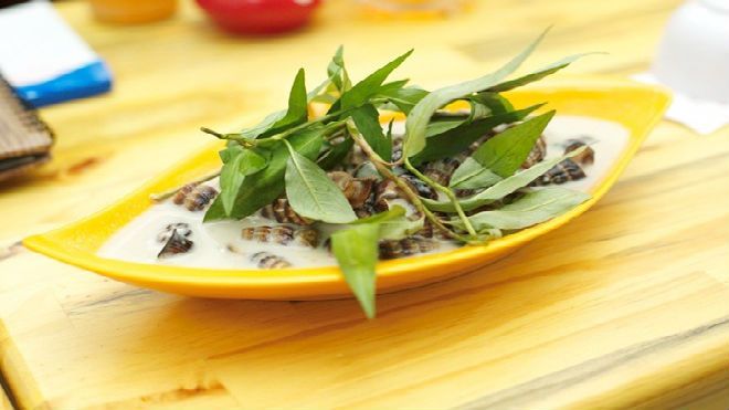 Những quán ốc bán hàng theo kiểu không cần khách nhưng lúc nào cũng 'cháy hàng' ở Sài Gòn