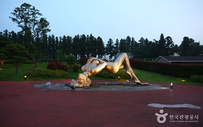'Bỏng mắt' với công viên 18+ trên đảo Jeju