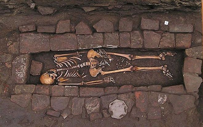 Phát hiện hài cốt người phụ nữ thời trung cổ sinh con trong quan tài