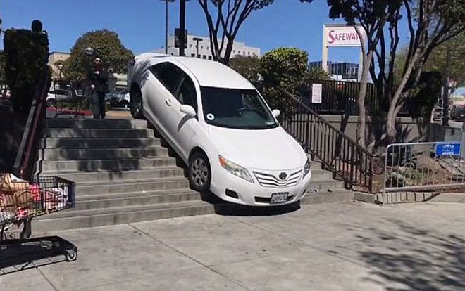 Tin lời ứng dụng chỉ đường, tài xế lao thẳng xe vào cầu thang của người đi bộ