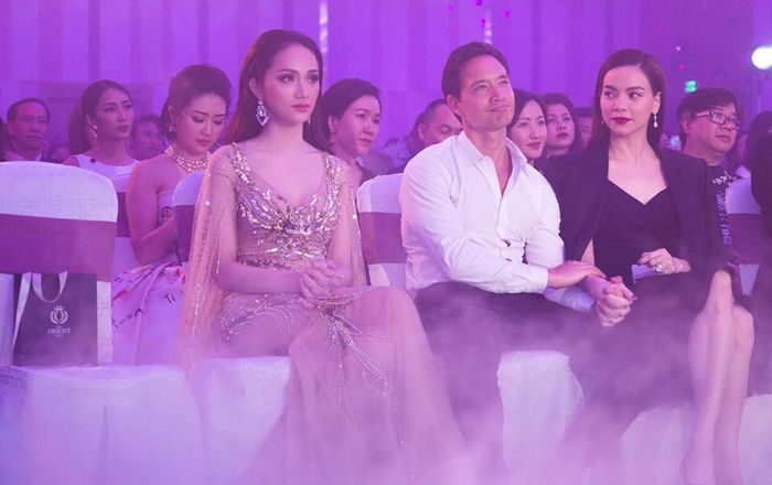 Nhìn Kim Lý nắm chặt tay người yêu, Hương Giang than thở: 'Không ai đan tay mình tự đan tay mình'