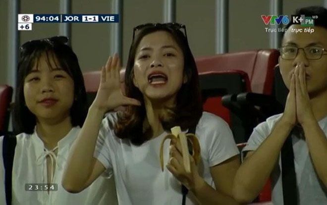 'Hotgirl ăn chuối' cổ vũ trận Việt Nam- Jordan khiến hàng triệu fan truy tìm