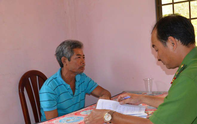 Mâu thuẫn trên bàn nhậu, anh quật ngã em trai, bóp cổ rồi dìm xuống mương đến chết