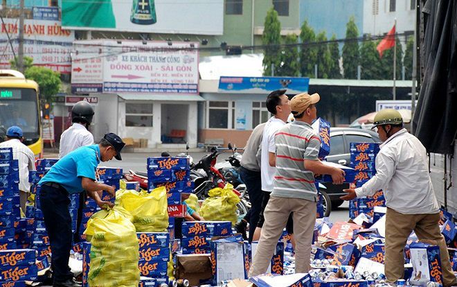 Người dân gom hàng trăm thùng bia rơi xuống đường giúp tài xế