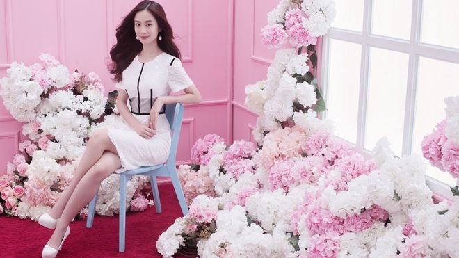 Không cần trang phục hở bạo, Jun Vũ 'Tháng năm rực rỡ' vẫn đẹp hút hồn trong bộ cánh kín đáo