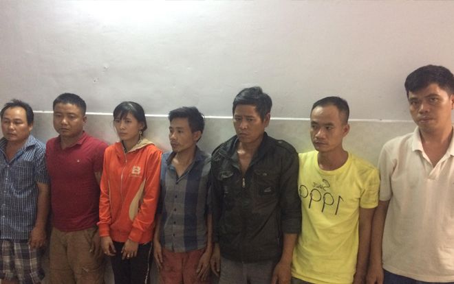 Phát hiện 'ổ bạc' lắc xí ngầu tại bãi đất trống ở vùng ven Sài Gòn