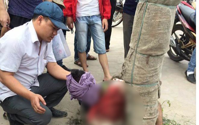 Nhiều lần lao đầu vào ô tô tự tử, nam thanh niên bị người dân trói vào gốc cây