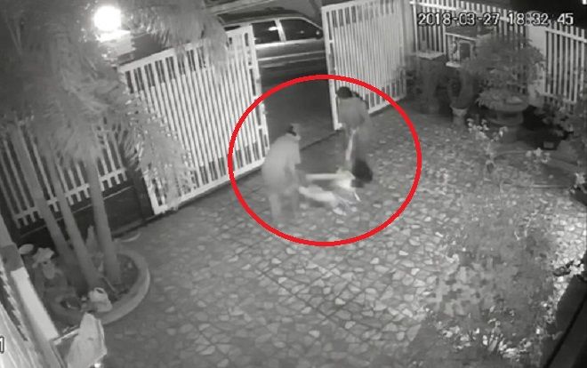 Bố mẹ đánh đập, xịt nước, kéo lê con gái 9 tuổi trên đường vì nghĩ bị… ma nhập