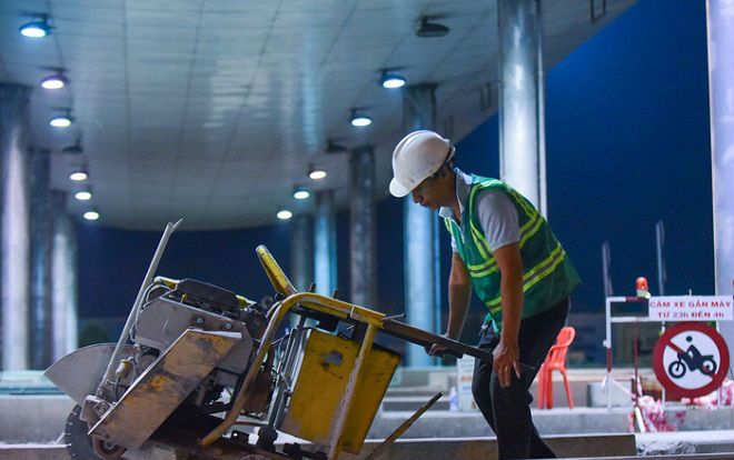 Trắng đêm tháo dỡ trạm thu phí Thủ Thiêm