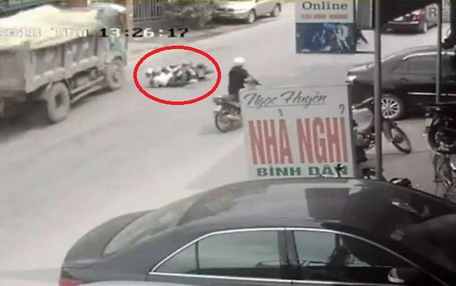 Clip: Cú đánh lái 'xuất thần' của tài xế xe tải cứu mạng 2 nữ sinh