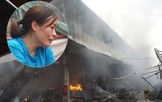 Nữ tiểu thương bật khóc nhìn hàng hóa bị thiêu rụi trong đám cháy dữ dội