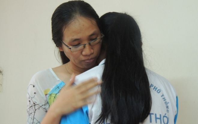 Cô giáo bị nữ sinh bật khóc 'tố' 3 tháng không giảng bài đối thoại và ôm học trò hòa giải