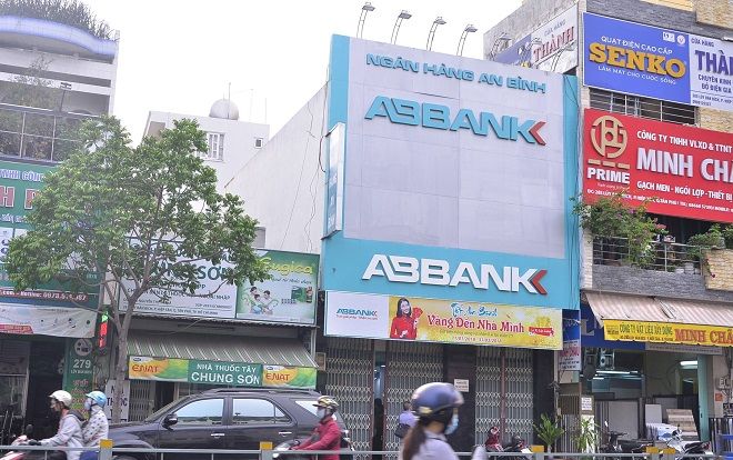 Nóng: Hai đối tượng dùng súng cướp ngân hàng ở Sài Gòn