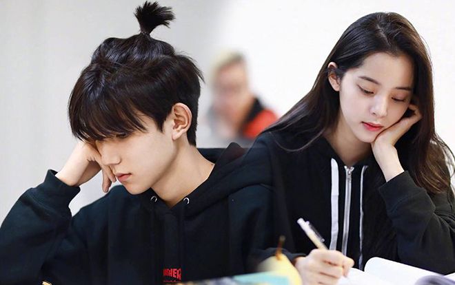 Vương Nguyên buộc tóc củ tỏi, Âu Dương Na Na chăm chú nghiên cứu kịch bản 'Đại chúa tể'