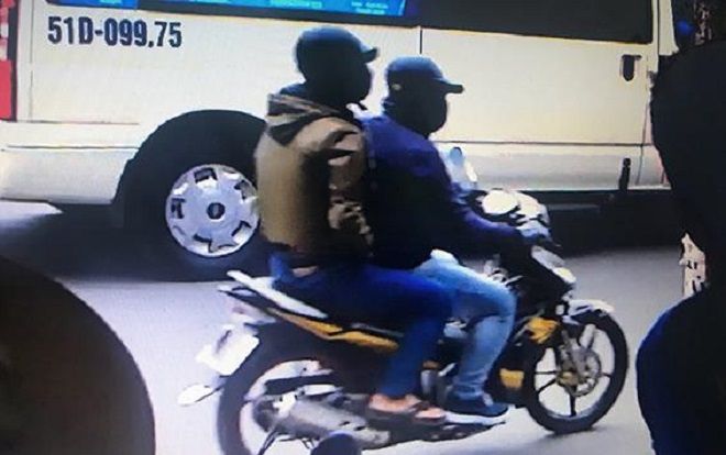 Công an trích xuất camera, khoanh vùng truy bắt 2 kẻ cướp ngân hàng ABbank