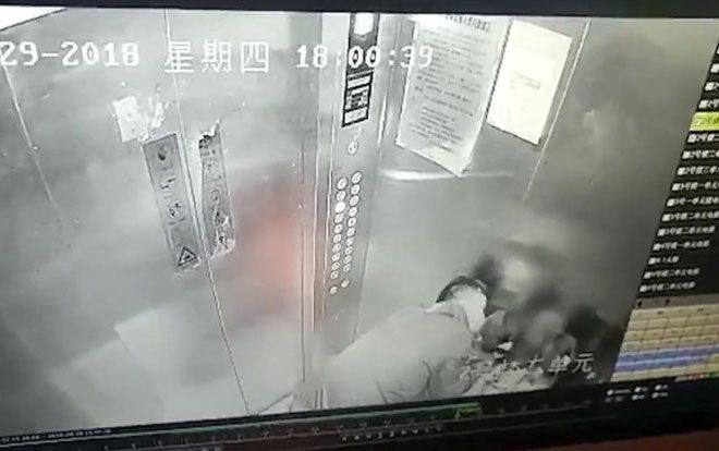 Phẫn nộ: 'Yêu râu xanh' cưỡng hôn hai bé gái trong thang máy