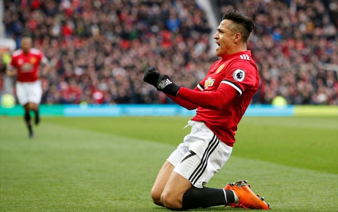 MU vượt ải Swansea trong ngày Sanchez sánh vai người hùng, Lukaku lập kỳ tích