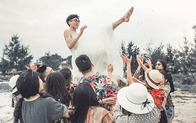 Bộ ảnh kỷ yếu theo phong cách 'mình cưới nhau đi' khiến cộng đồng mạng thích thú