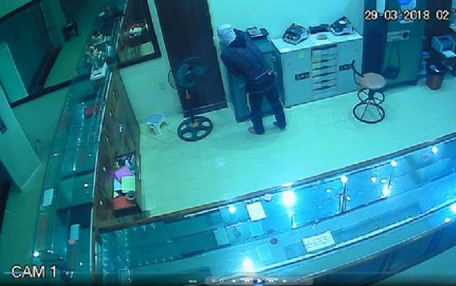 Camera ghi hình tên trộm đột nhập tiệm vàng, 'khoắng' đi số vàng trị giá 700 triệu đồng