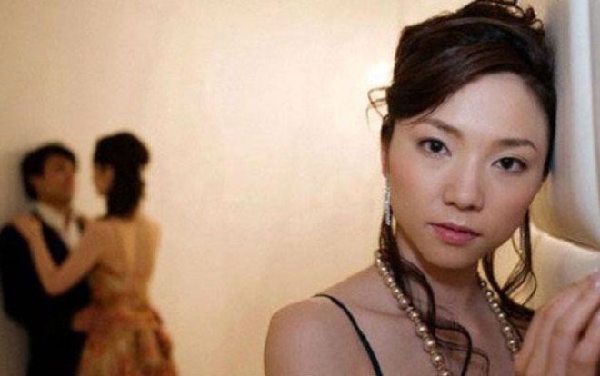 9 năm đồng cam cộng khổ, vợ đau đớn nhìn chồng đưa 'em gái kết nghĩa' lên giường ngủ của hai vợ chồng