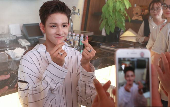 'Hoàng tử lai' Kim Samuel: 'Tôi hơi sợ… nhưng xót xa khi thấy fan chen lấn, xô đẩy'