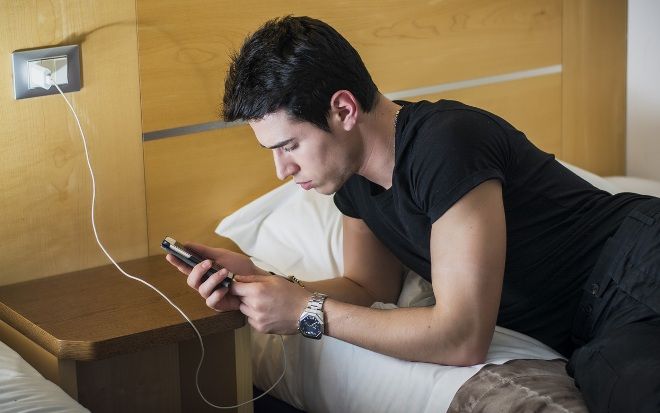 6 lưu ý khi sạc điện thoại bạn cần biết để đề phòng cháy nổ