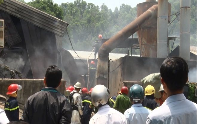 Xưởng gỗ bốc cháy lúc công nhân đang làm việc, nhiều người tá hỏa bỏ chạy