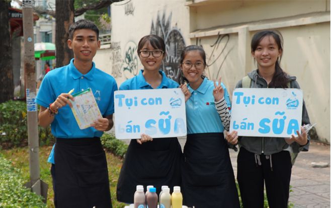 'Tụi con bán sữa, chúc mọi người ngày mới tốt lành', chỉ thêm lời chào mà sữa bán được ào ào