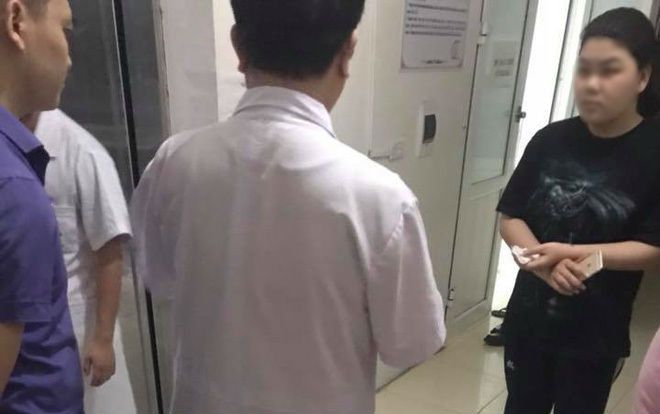 Cháu bé 21 tháng tuổi nuốt nhầm giấy ăn, tắc đường thở phải nhập viện cấp cứu