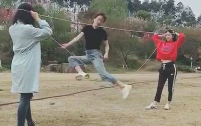 Nay mạng xã hội 'thống trị', xưa các cô chỉ cuồng nhảy dây chun như thế này thôi!