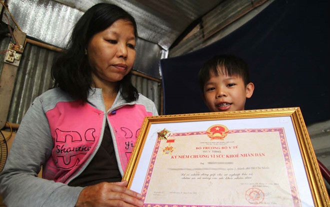 Con chết não, người mẹ nghèo dũng cảm hiến giác mạc con để cứu người