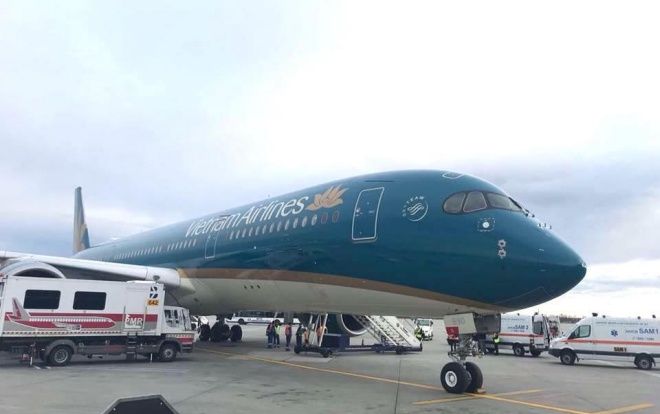 Hạ cánh khẩn cấp, cứu nam hành khách nước ngoài lên cơn co giật, ngã xuống sàn máy bay Vietnam Airlines
