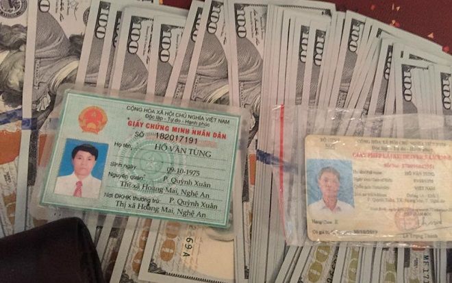 Hành động đẹp làm nức lòng dân mạng: Phụ xe trả lại 8.300 USD cho hành khách bỏ quên