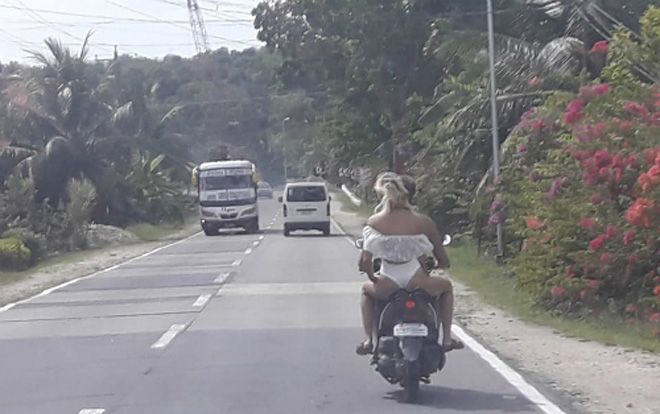 Mặc bikini dạo phố, nữ du khách bị tuýt còi