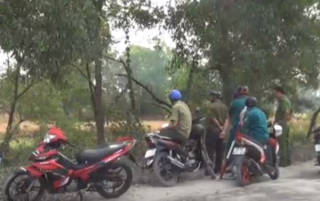 Cảnh sát nhiều giờ bao vây truy bắt tên cướp lẩn trốn ở bãi cỏ lau sậy