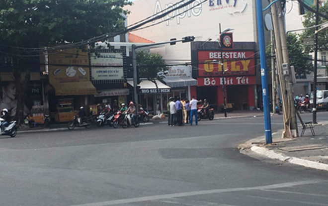 Ô tô dáng thể thao tông và kéo lê nạn nhân đến chết