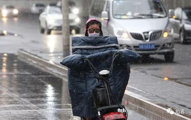 Tuyết rơi ở Bắc Kinh vào tháng 4 sau 30 năm, người dân quấn chăn kín mít đi làm