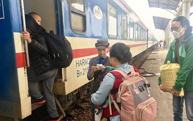 Nhân viên đường sắt trả lại 37 triệu đồng khách để quên trên tàu